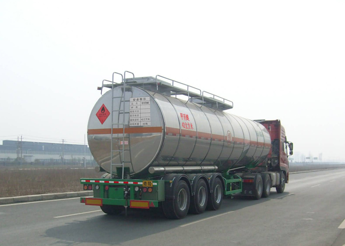 tail-view-of-the-insulated-tranker-semi-trailers.jpg
